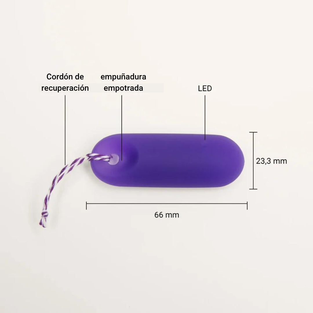 Infografía del sensor menstrual trackle morado con dimensiones de 66 mm de largo y 23,3 mm de ancho, detallando sus partes: cordón de recuperación, empuñadura empotrada y luz LED.